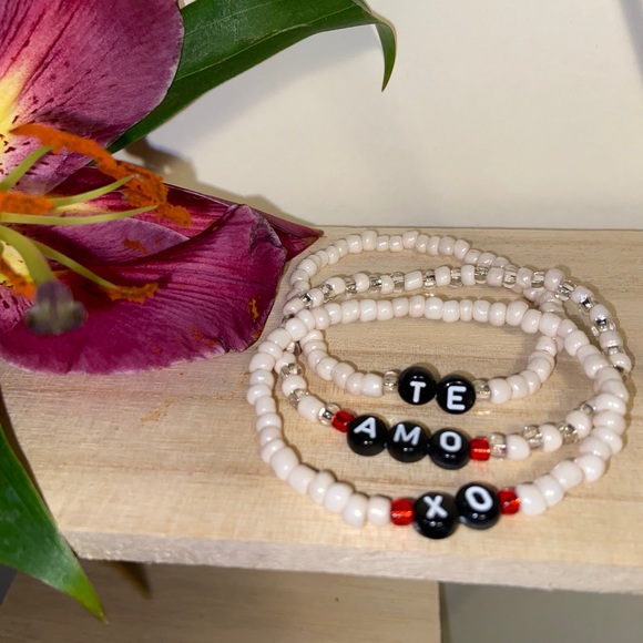 Handmade TE AMO XO Alphabet Glass Beaded Bracelet - Picture 3 of 6